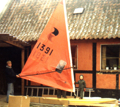 1 surfer 1976. Foto Østergade 35 Rønne i gården